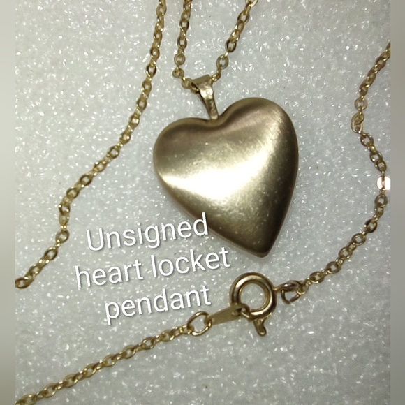 Gold Vintage Locket Photo Pendant w/ Floral Dove Motif - Picture 5 of 13